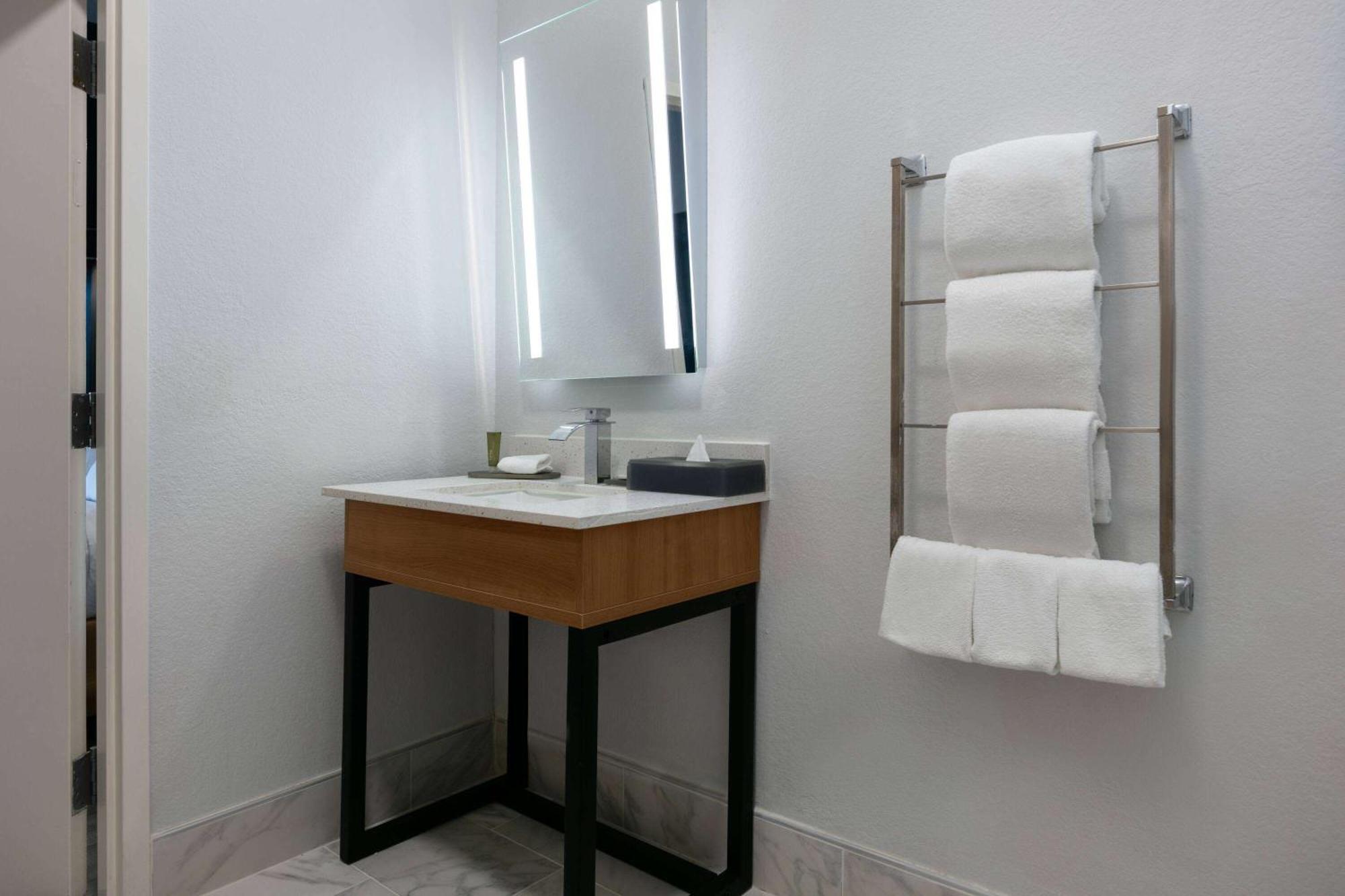 La Quinta Inn & Suites By Wyndham Ft Worth-Burleson Ngoại thất bức ảnh