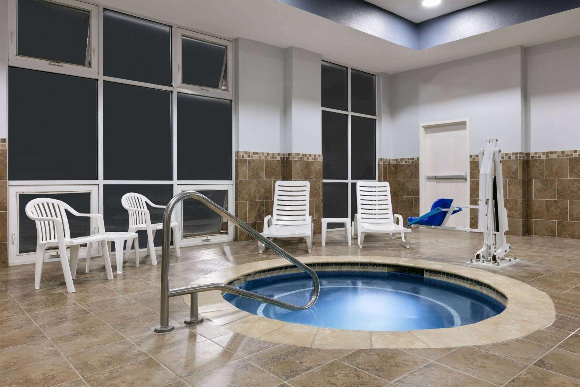 La Quinta Inn & Suites By Wyndham Ft Worth-Burleson Ngoại thất bức ảnh